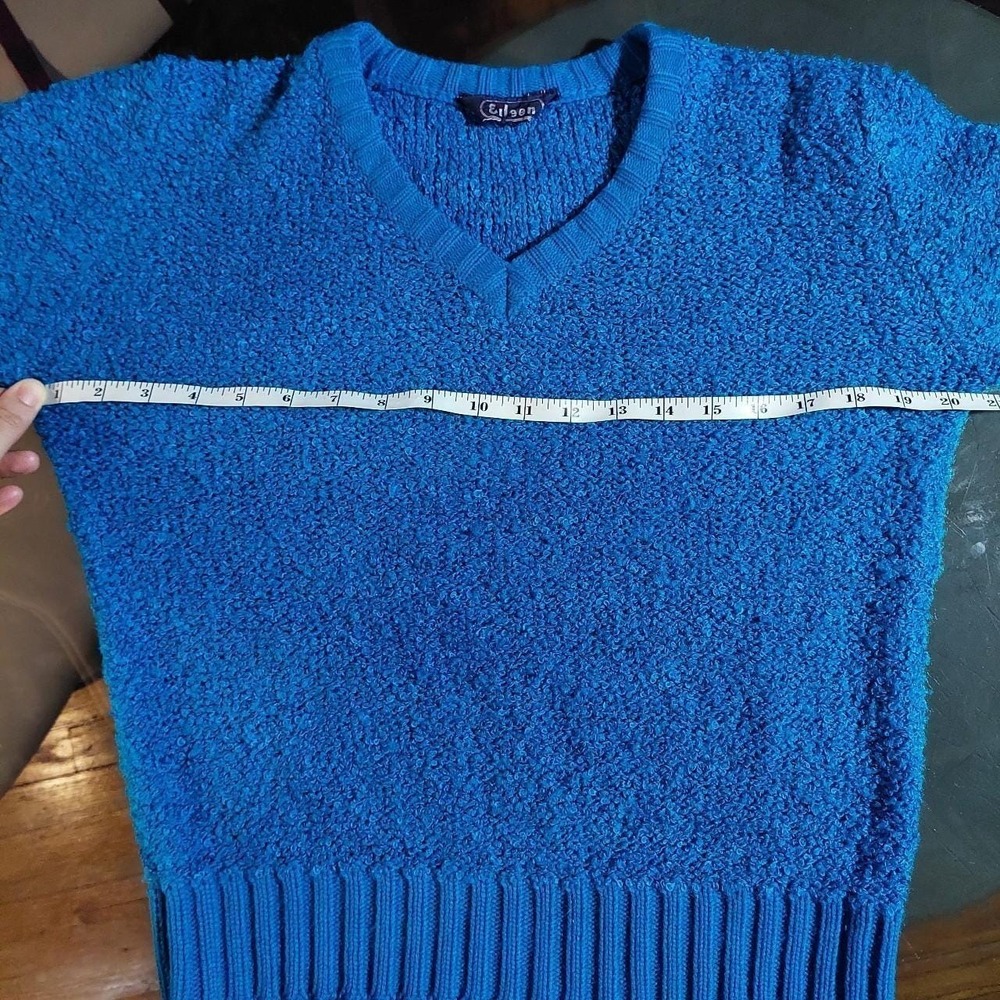 Vintage blue chunky knit vneck sweater. - Picture 4 of 7
